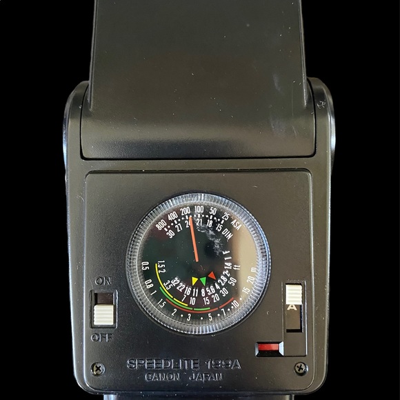 Canon Speedlite 199A w/leather case - Picture 2 of 3